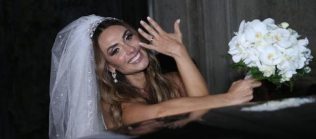 Nicole Bahls e Marcelo Bimbi subiram ao altar na noite de terça-feira (4), no Rio de Janeiro. (Reproduçao/Internet) Nicole Bahls e Marcelo Bimbi subiram ao altar na noite de terça-feira (4), no Rio de Janeiro. (Reproduçao/Internet)
