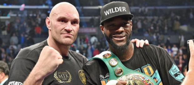 Tyson Fury e Deontay Wilder insieme sul ring dopo il match finito in parità Tyson Fury e Deontay Wilder insieme sul ring dopo il match finito in parità
