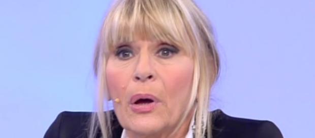 Uomini e Donne: Denise lancia una bottiglietta contro Sebastiano, Gemma bacia Rocco Uomini e Donne: Denise lancia una bottiglietta contro Sebastiano, Gemma bacia Rocco