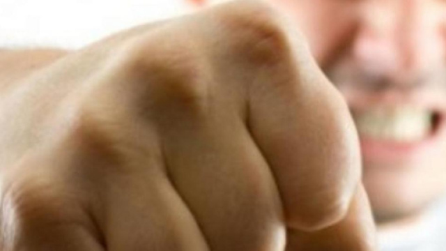 Colpito da un pugno al volto, Emanuele Tiberi &egrave; morto quest'estate a Norcia durante una 'gara' di pugni.