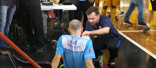Árbitro se lesionou com dois minutos de partida. Árbitro se lesionou com dois minutos de partida.