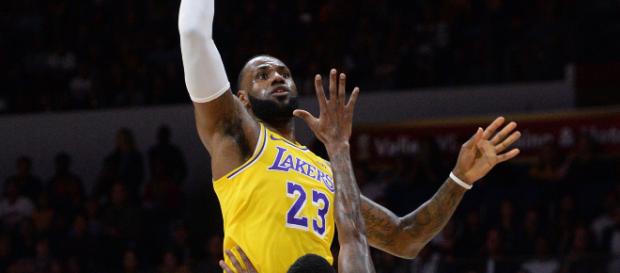 Billionaire Warren Buffett praises LeBron James for his 'money mind' - usatoday.com Billionaire Warren Buffett praises LeBron James for his 'money mind' - usatoday.com