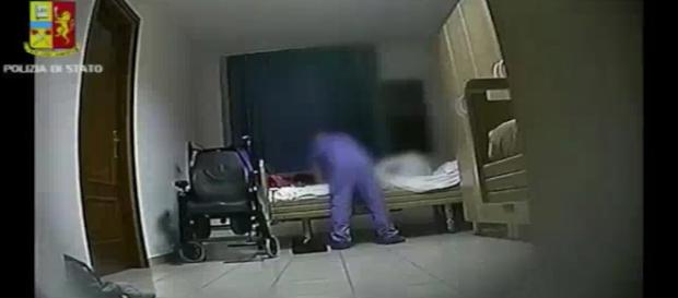 Botte e insulti alla casa di riposo, i carabinieri filmano tutto Botte e insulti alla casa di riposo, i carabinieri filmano tutto