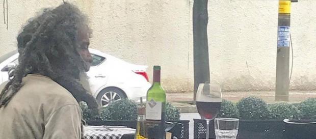 Foto do morador de rua em restaurante de bairro nobre de BH (Reprodução/Daniela Zapata/Instagram) Foto do morador de rua em restaurante de bairro nobre de BH (Reprodução/Daniela Zapata/Instagram)
