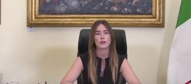 Maria Elena Boschi contro il governo Maria Elena Boschi contro il governo
