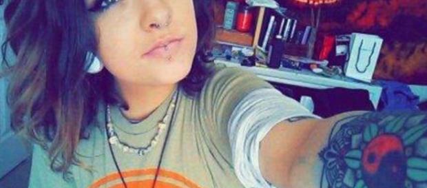 Natalie Bollinger è la ragazza americana che non trovando il coraggio d'uccidersi ha assoldato un killer. Natalie Bollinger è la ragazza americana che non trovando il coraggio d'uccidersi ha assoldato un killer.