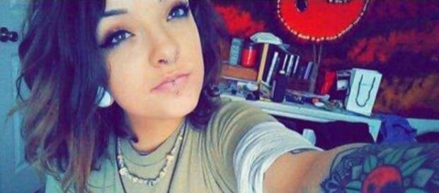 Natalie Bollinger, la ragazza di 19anni che ha assoldato un killer perché la uccidesse: voleva suicidarsi ma non trovava il coraggio di farlo. Natalie Bollinger, la ragazza di 19anni che ha assoldato un killer perché la uccidesse: voleva suicidarsi ma non trovava il coraggio di farlo.