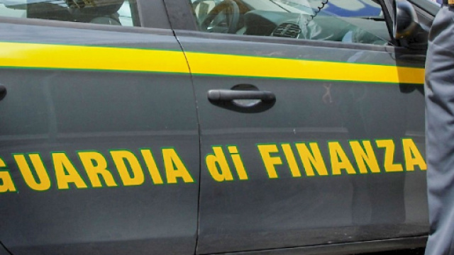 Brindisi, arrestati due noti imprenditori di un noto mobilificio per estorsione ai dipendenti