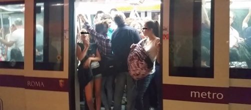 Giovani ladre rom sulla metropolitana di Roma
