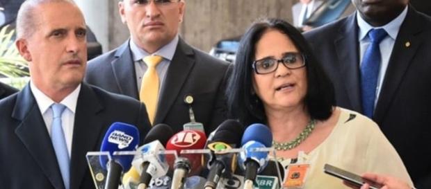 Damares Alves e Onyx Lorenzino no anúncio da nova ministra (Rafael Carvalho/ Governo de Transição) Damares Alves e Onyx Lorenzino no anúncio da nova ministra (Rafael Carvalho/ Governo de Transição)