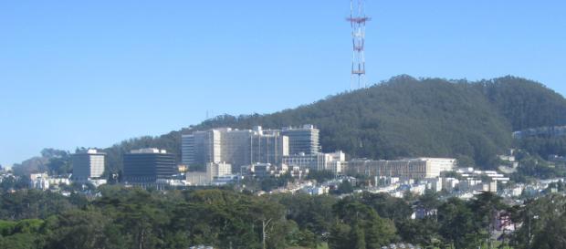 Era stato ricoverato al San Francisco Medical Center, l'uomo morto a 36 anni: aveva espulso un pezzo di polmone per la forte tosse. Era stato ricoverato al San Francisco Medical Center, l'uomo morto a 36 anni: aveva espulso un pezzo di polmone per la forte tosse.