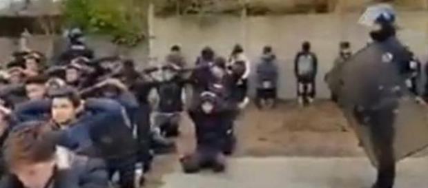 Francia, studenti francesi obbligati dalla Polizia a mettersi in ginocchio. Francia, studenti francesi obbligati dalla Polizia a mettersi in ginocchio.