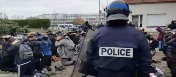Le jeudi 6 décembre, 153 lycéens ont été arrêtés. Leur interpellation, filmée et diffusée fait scandale. Le jeudi 6 décembre, 153 lycéens ont été arrêtés. Leur interpellation, filmée et diffusée fait scandale.
