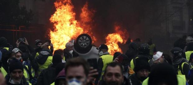 Parigi, 'Si teme golpe', massima allerta all'Eliseo Parigi, 'Si teme golpe', massima allerta all'Eliseo