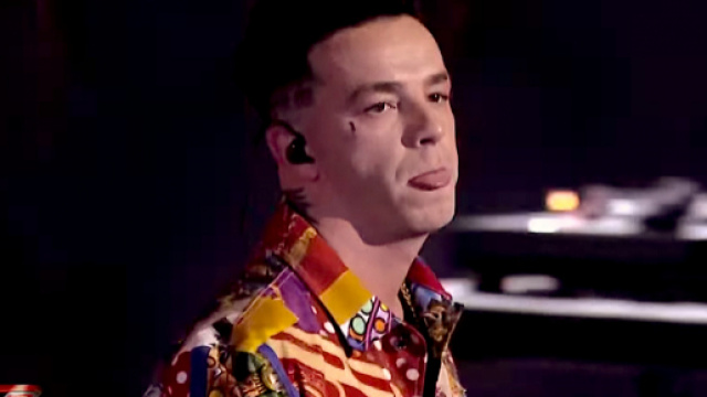 Salmo durante la performance di ieri a X Factor.