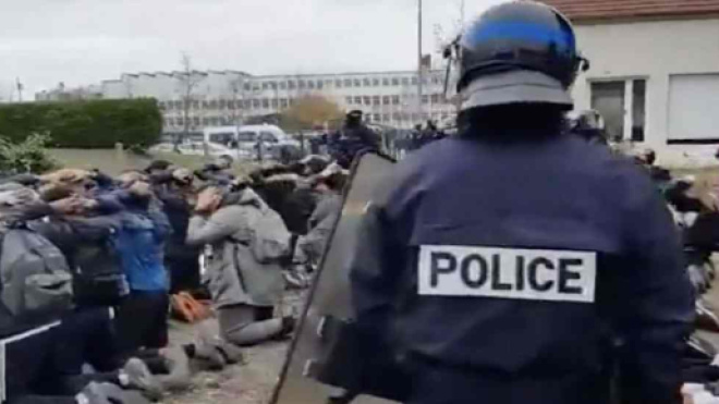 Le jeudi 6 décembre, 153 lycéens ont été arrêtés. Leur interpellation, filmée et diffusée fait scandale.