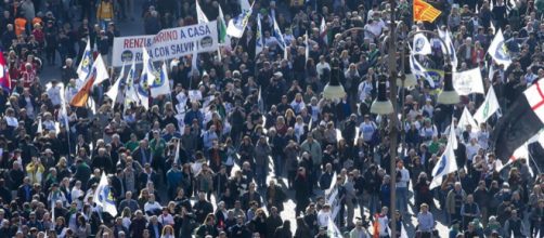 Folla in piazza del Popolo per il discorso di Matteo Salvini