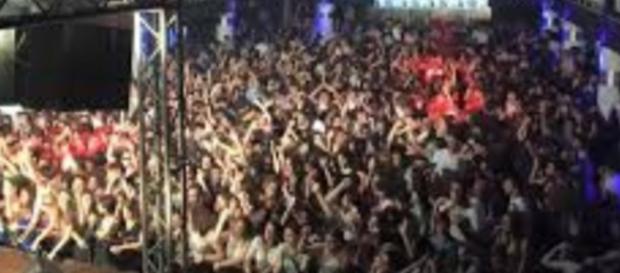 Ancona, strage alla discoteca Lanterna Azzurra: al concerto di Sfera Ebbasta venduti 1400 biglietti, ma la capienza era di 870 posti. Ancona, strage alla discoteca Lanterna Azzurra: al concerto di Sfera Ebbasta venduti 1400 biglietti, ma la capienza era di 870 posti.