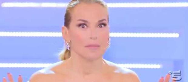 Barbara D'Urso si ferisce al dito in diretta Barbara D'Urso si ferisce al dito in diretta