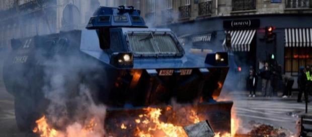 Blindado de la Gendarmería atravesando una barricada en París. Foto: Bertrand Guay | AFP Blindado de la Gendarmería atravesando una barricada en París. Foto: Bertrand Guay | AFP