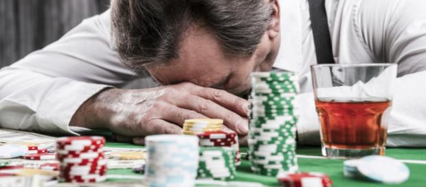 India, uomo scommette e perde il figlio di 3 anni: condannato a 50 piegamenti addominali India, uomo scommette e perde il figlio di 3 anni: condannato a 50 piegamenti addominali
