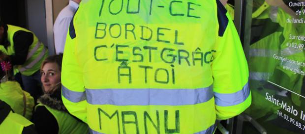 Les gilets jaunes rappellent au président Macron que le peuple existe Les gilets jaunes rappellent au président Macron que le peuple existe
