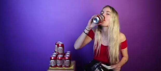 María Villar, jugando al 'Yo nunca'. / @BuzzFeedEspana María Villar, jugando al 'Yo nunca'. / @BuzzFeedEspana