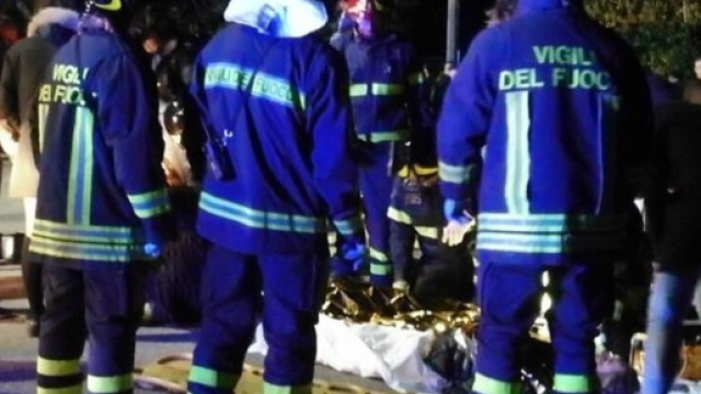 I vigili del fuoco impegnati nei soccorsi dei feriti