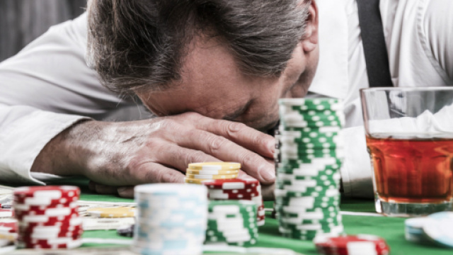 India, uomo scommette e perde il figlio di 3 anni: condannato a 50 piegamenti addominali