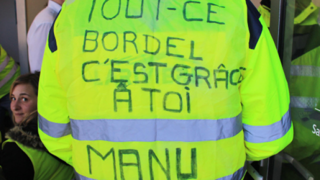 Les gilets jaunes rappellent au président Macron que le peuple existe