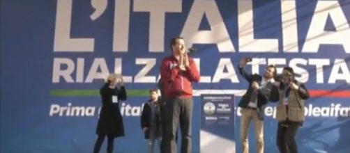 Salvini alla manifestazione della Lega con la maglia della Polizia