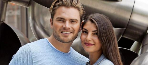 Johannes Haller und Yeliz Koc eine Woche täglich auf fremden Sofas Johannes Haller und Yeliz Koc eine Woche täglich auf fremden Sofas