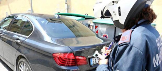 Un agente di Polizia locale al lavoro Un agente di Polizia locale al lavoro