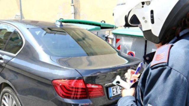 Un agente di Polizia locale al lavoro