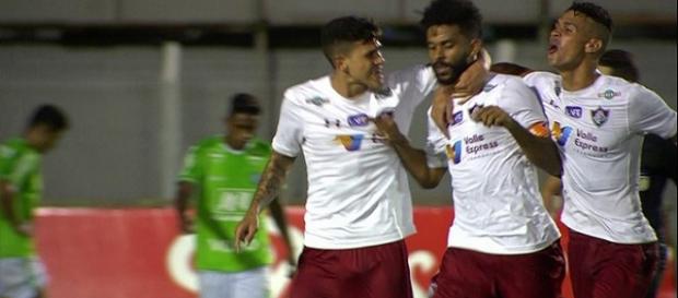 Abraçados por Pedro e Richard, Renato Chaves comemora gol da classificação do Fluminense na Copa do Brasil (Foto: Filipe Siqueira/Globoesporte) Abraçados por Pedro e Richard, Renato Chaves comemora gol da classificação do Fluminense na Copa do Brasil (Foto: Filipe Siqueira/Globoesporte)