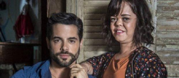 Amaro e Estela, um casal formado pela ganância e oportunismo do português! (Reprodução/Web) Amaro e Estela, um casal formado pela ganância e oportunismo do português! (Reprodução/Web)