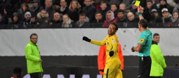El jugador brasileño es amonestado. El jugador brasileño es amonestado.