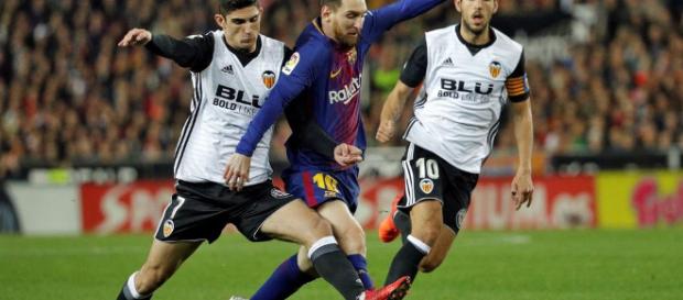 El Valencia resiste en la Liga ante la indignación del Barcelona El Valencia resiste en la Liga ante la indignación del Barcelona