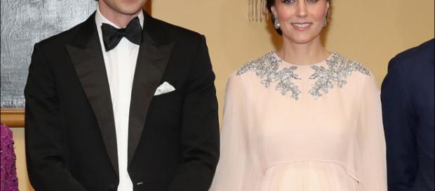 glamoroso vestido rosa de la princesa acompañadadel principe william glamoroso vestido rosa de la princesa acompañadadel principe william
