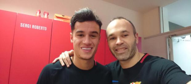 Iniesta le da la bienvenida al crack brasileño Coutinho. Iniesta le da la bienvenida al crack brasileño Coutinho.