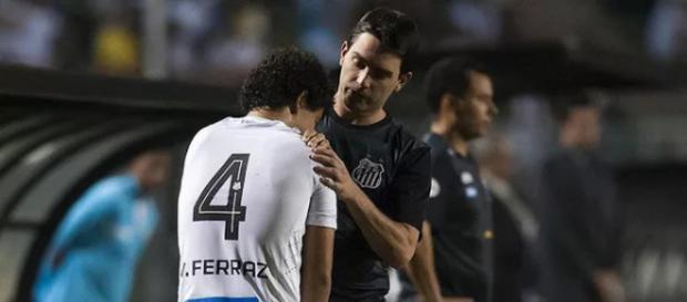Jogador se machucou no duelo contra o Santos Jogador se machucou no duelo contra o Santos