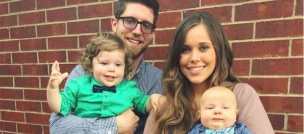 Spurgeon arroja el teléfono en el baño, pero a Jessa Seewald le avergüenza Spurgeon arroja el teléfono en el baño, pero a Jessa Seewald le avergüenza