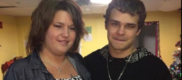 Steven Bertrand (derecha) en la foto con su madre Julie (izquierda) que estaba allí cuando le dispararon a su hijo Steven Bertrand (derecha) en la foto con su madre Julie (izquierda) que estaba allí cuando le dispararon a su hijo