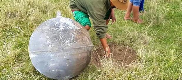 Trei sfere metalice uriașe au căzut din cer în flăcări - Foto: Daily Mail ( © AFP/Getty Images) Trei sfere metalice uriașe au căzut din cer în flăcări - Foto: Daily Mail ( © AFP/Getty Images)