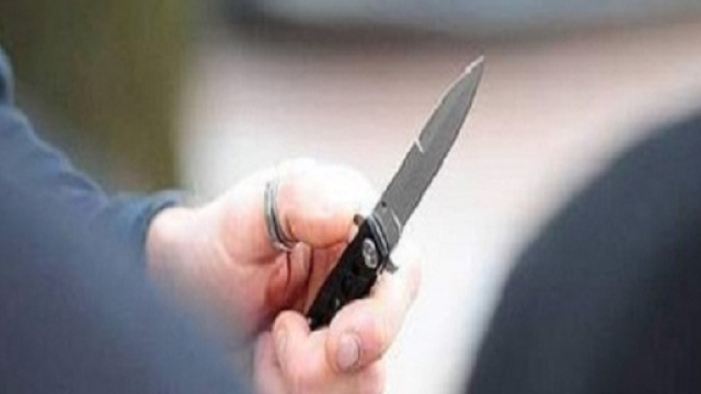 Aggredisce la professoressa con un coltellino