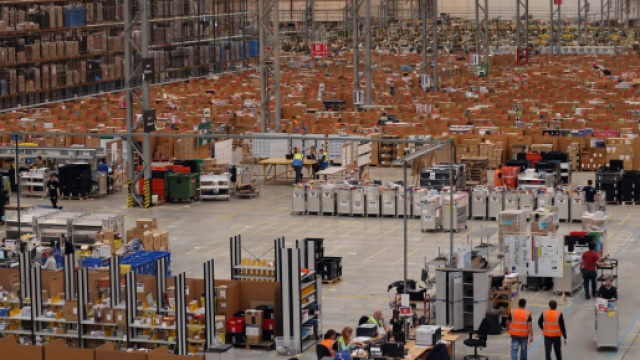 Amazon: braccialetto per controllare i dipendenti