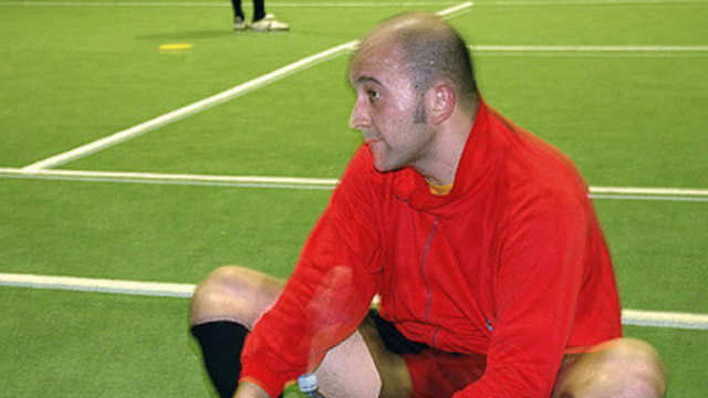 Un uomo che riposa dopo aver giocato a calcetto