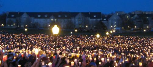 Students attend candlelight vigil held after the 2007 massacre and mass school shooting at Virginia Tech (Image via Commons.Wikimedia.org)