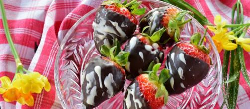 Chocolate Covered Strawberries - Image courtesy RitaE via Pixabay