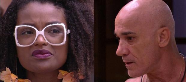 Ayrton e Nayara se 'pegam' dentro da casa em discussão Ayrton e Nayara se 'pegam' dentro da casa em discussão